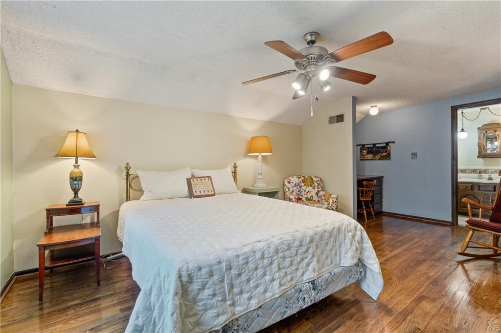 11524 Rosehill Road Overland Park, KS 66210 - Photo 22 of 32