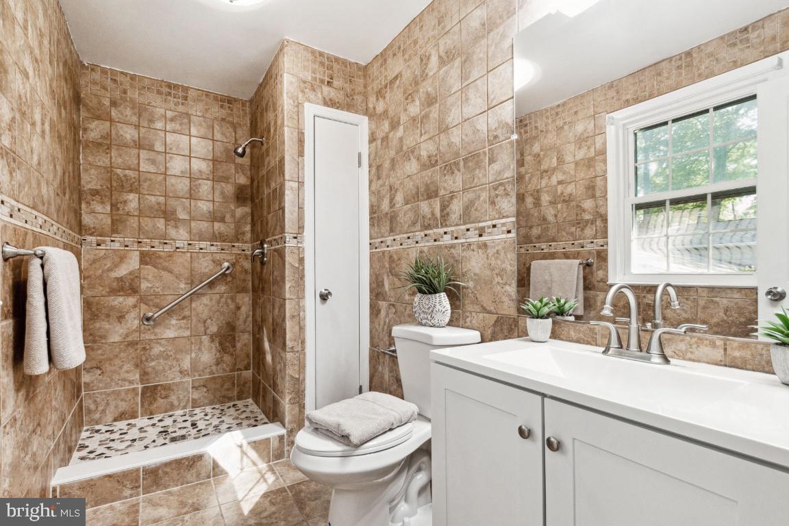 228 Falcon Drive Pasadena, MD 21122 - Photo 25 of 51 PRIMARY BATHROOM