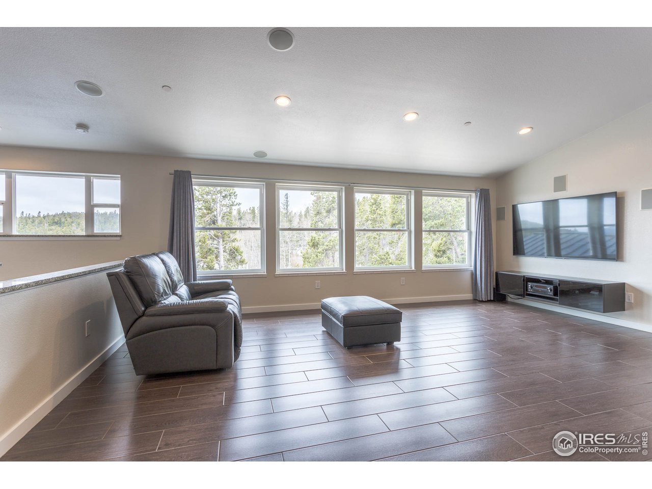 964 Rudi Lane Golden, CO 80403 - Photo 6 of 28 Sunny living room
