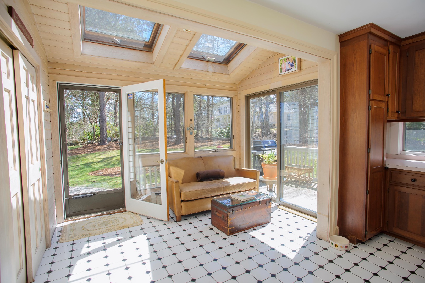 237 Lagoon Pond Road Vineyard Haven, MA 02568 - Photo 11 of 21 a living room with furniture