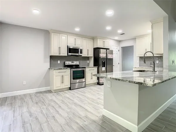 $2,995 | 6708 Yardley Way, Tampa, FL 33647