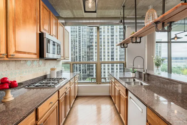 $575,000 | 125 East 13th Street, Unit 808, Chicago, IL 60605