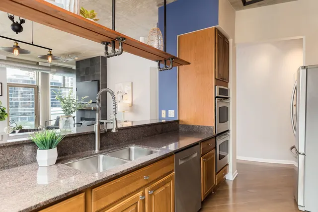 $575,000 | 125 East 13th Street, Unit 808, Chicago, IL 60605