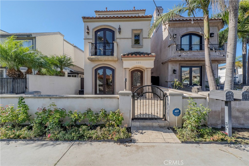 525 15th Street Huntington Beach, CA 92648 - Photo 2 of 46 front view of a house