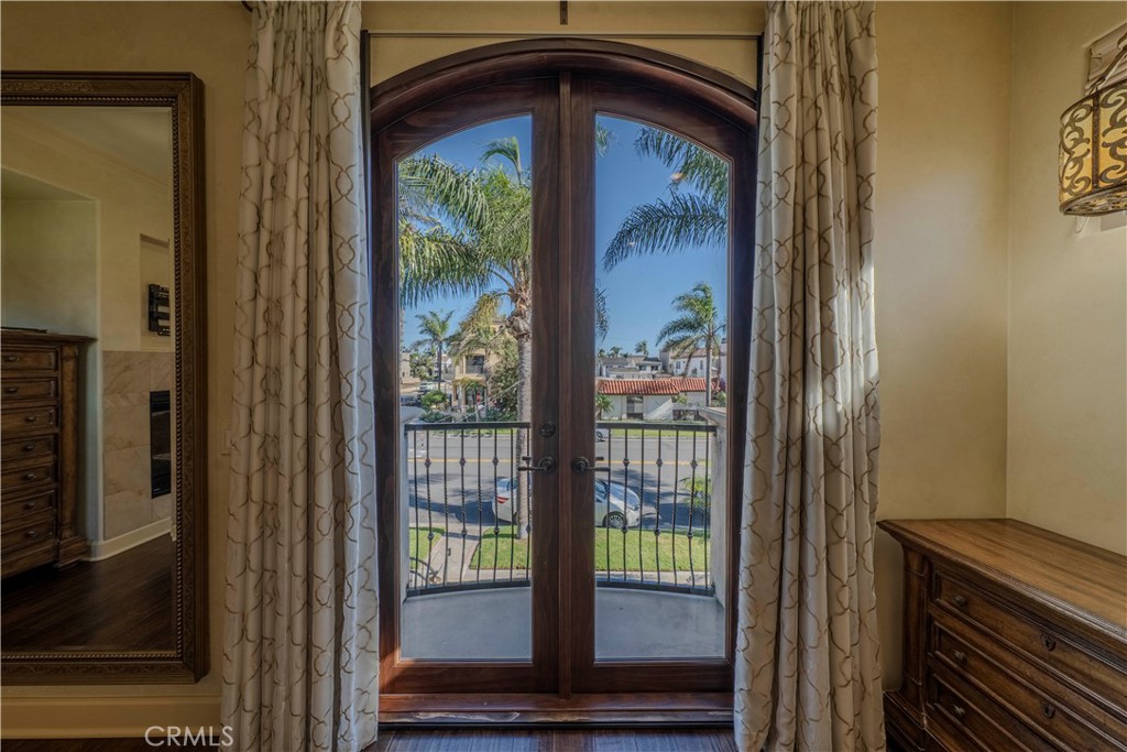 525 15th Street Huntington Beach, CA 92648 - Photo 39 of 46 a view of front door