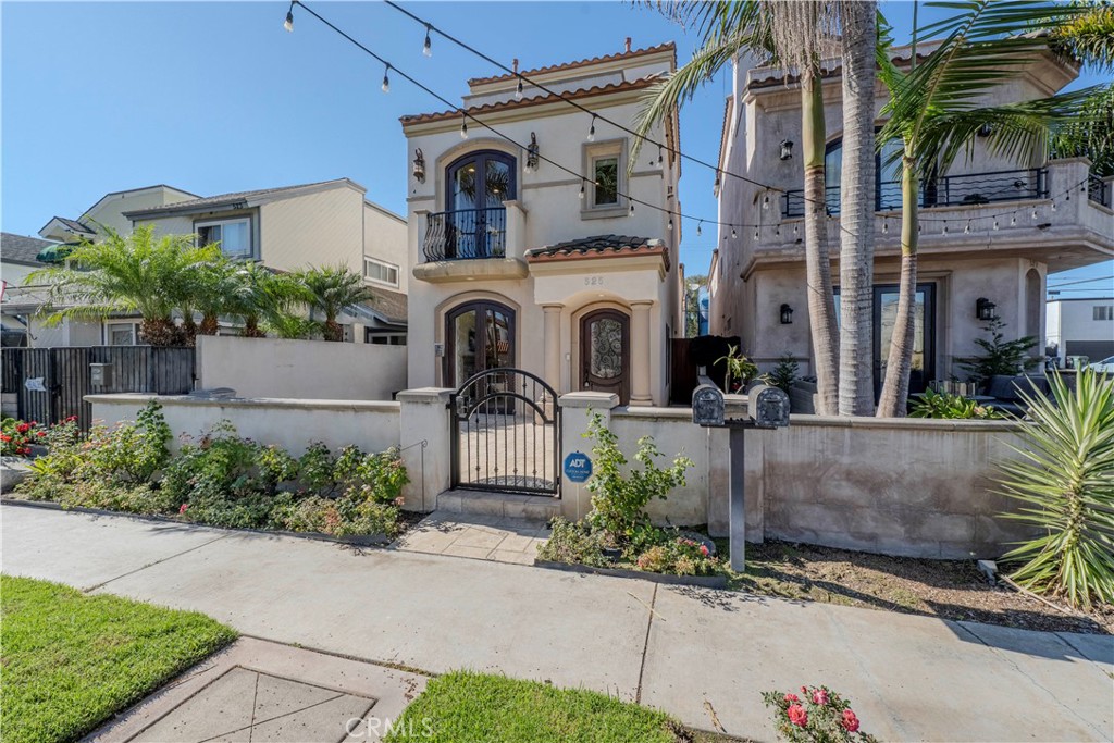 525 15th Street Huntington Beach, CA 92648 - Photo 4 of 46 a front view of a building with plants
