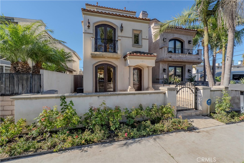 525 15th Street Huntington Beach, CA 92648 - Photo 5 of 46 a front view of a house with garden