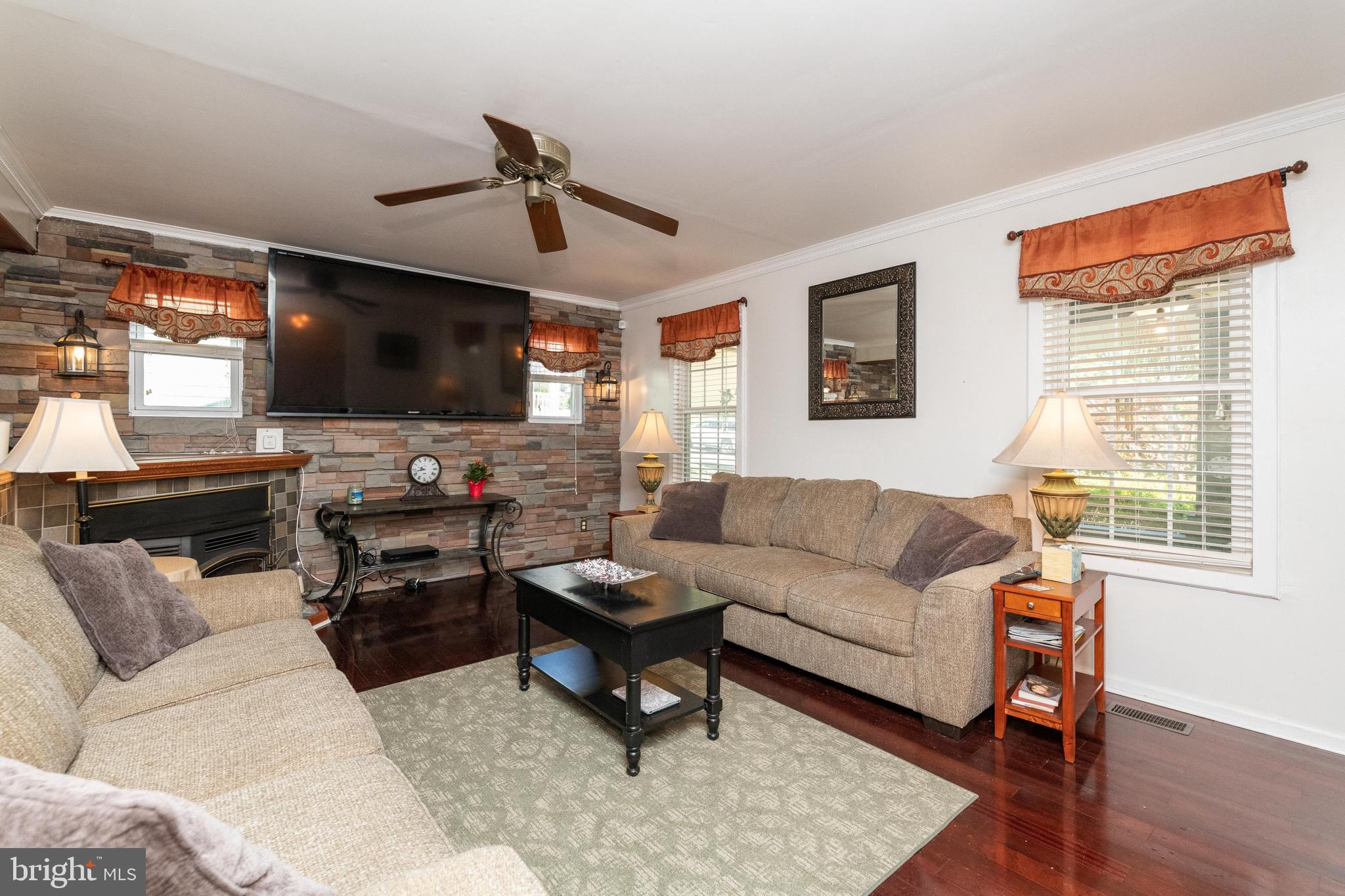 503 Hollen Road Baltimore, MD 21212 - Photo 10 of 42 Living Room