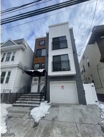 $2,700 | 116 Brookdale Avenue, Unit 2, Newark, NJ 07106