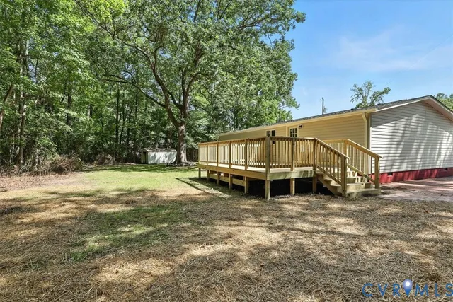 a view of a house with backyard