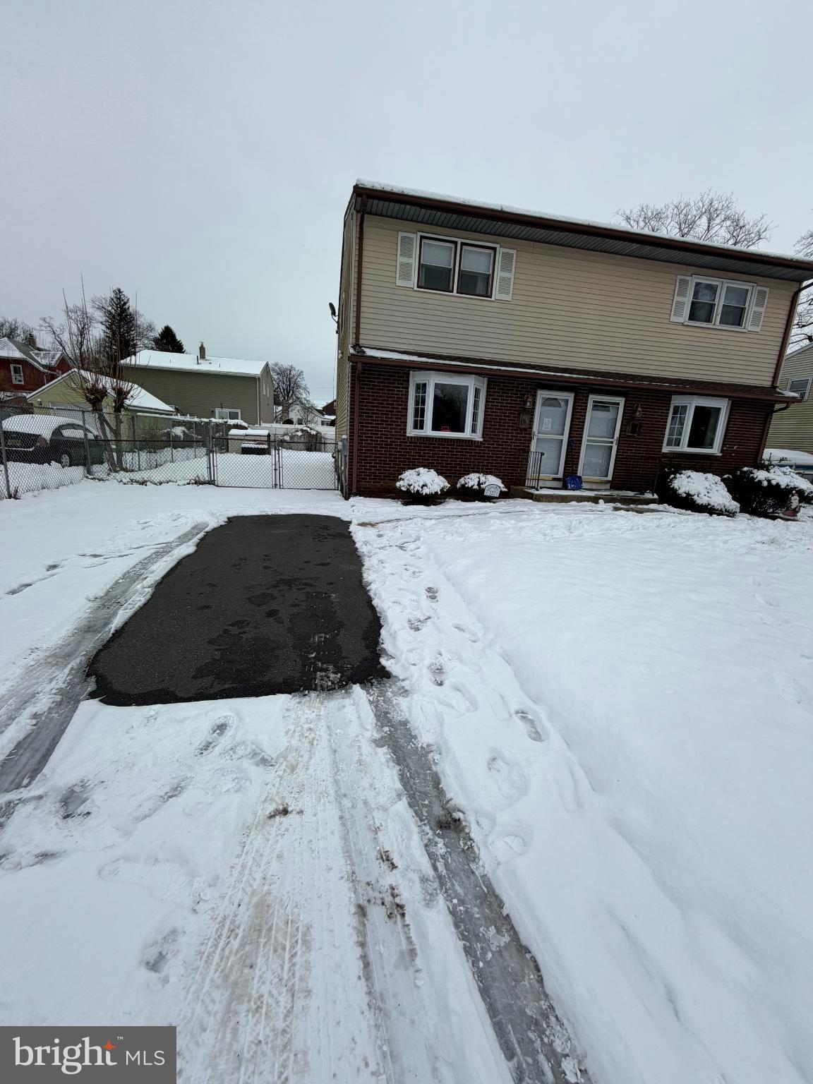 Charming and Cozy duplex townhome w/ parking