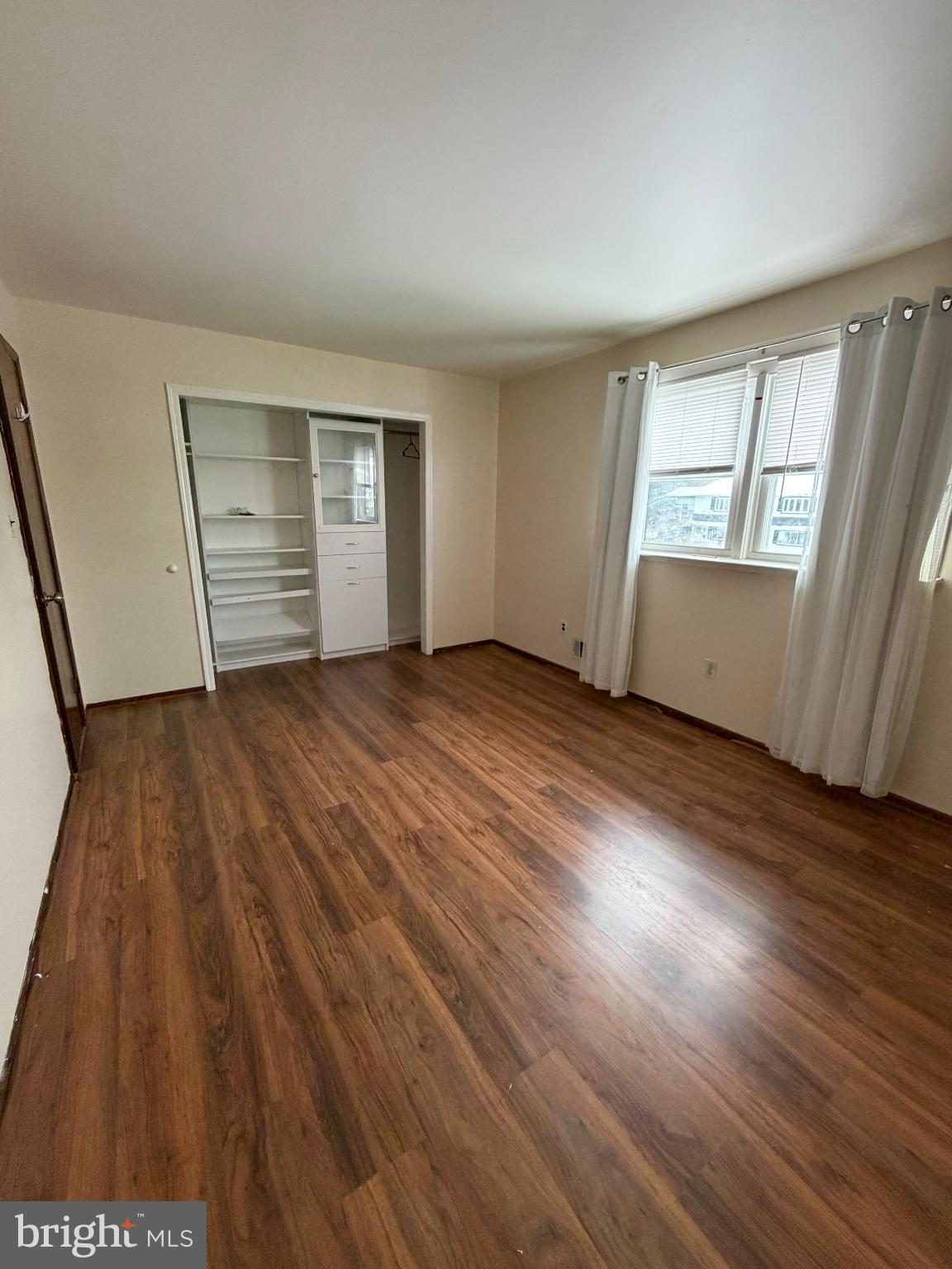 122 Annabelle Avenue Trenton, NJ 08610 - Photo 39 of 44 Spacious room with natural light and warmth.