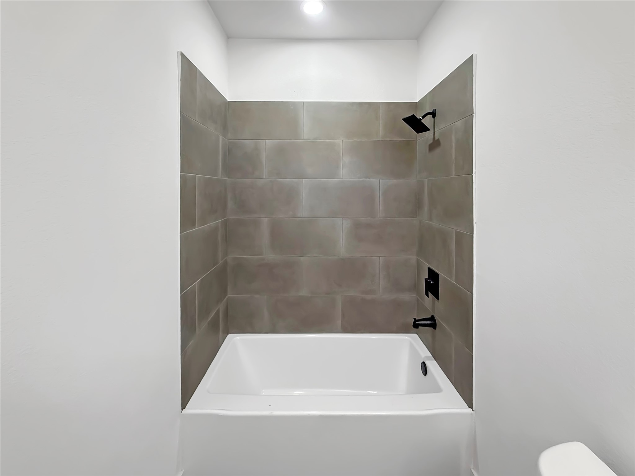 3115 Evella Street Houston, TX 77026 - Photo 17 of 21 a bathroom with a bathtub