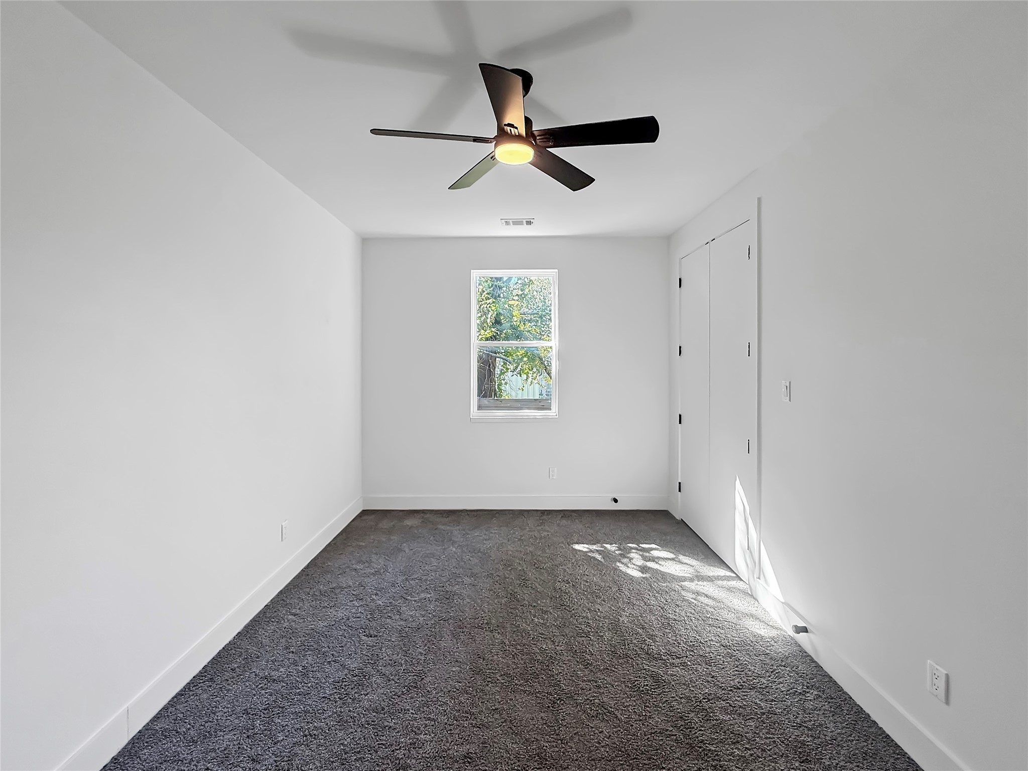 3115 Evella Street Houston, TX 77026 - Photo 5 of 21 an empty room with windows and ceiling fan