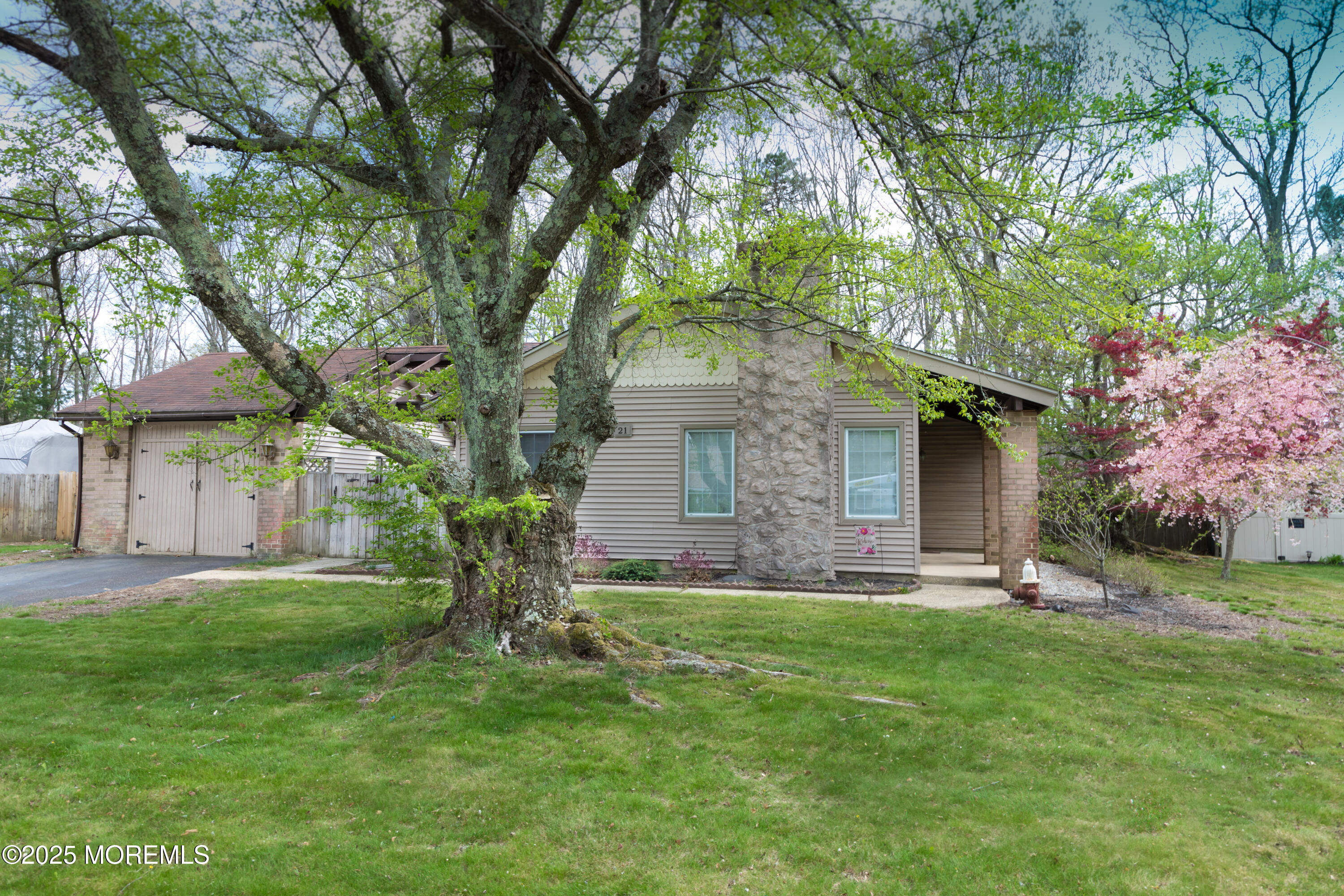 a view of a house with a yard