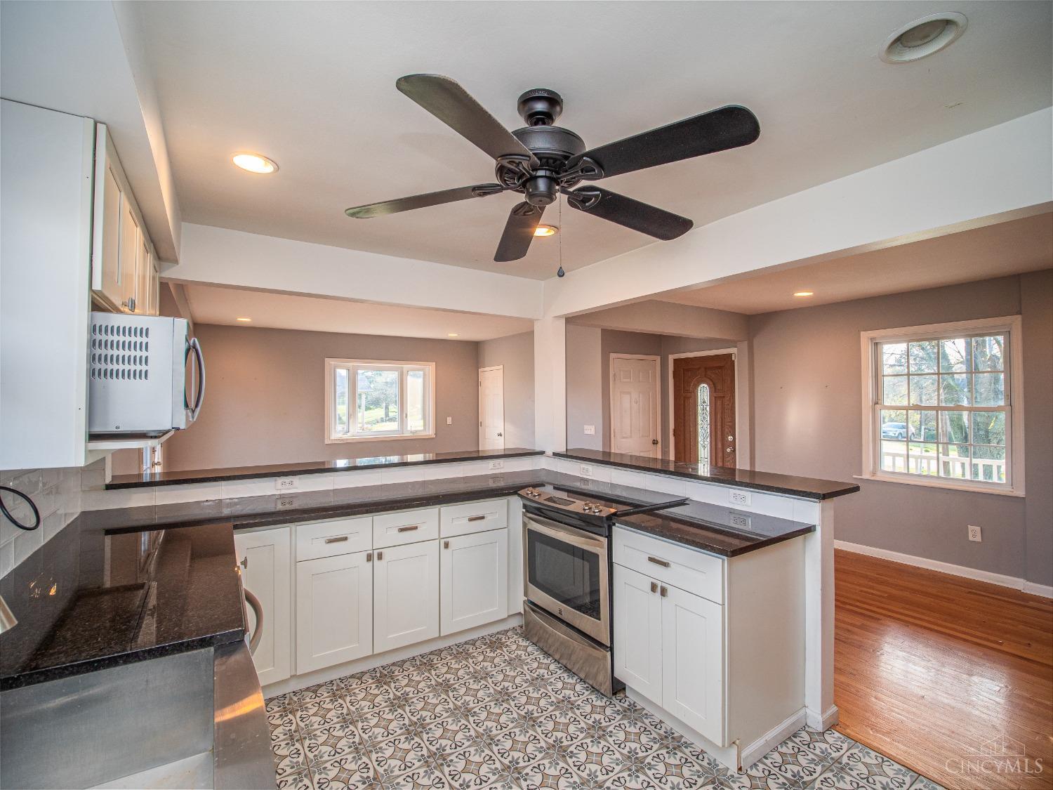 6468 Springdale Road Cincinnati, OH 45247 - Photo 5 of 35