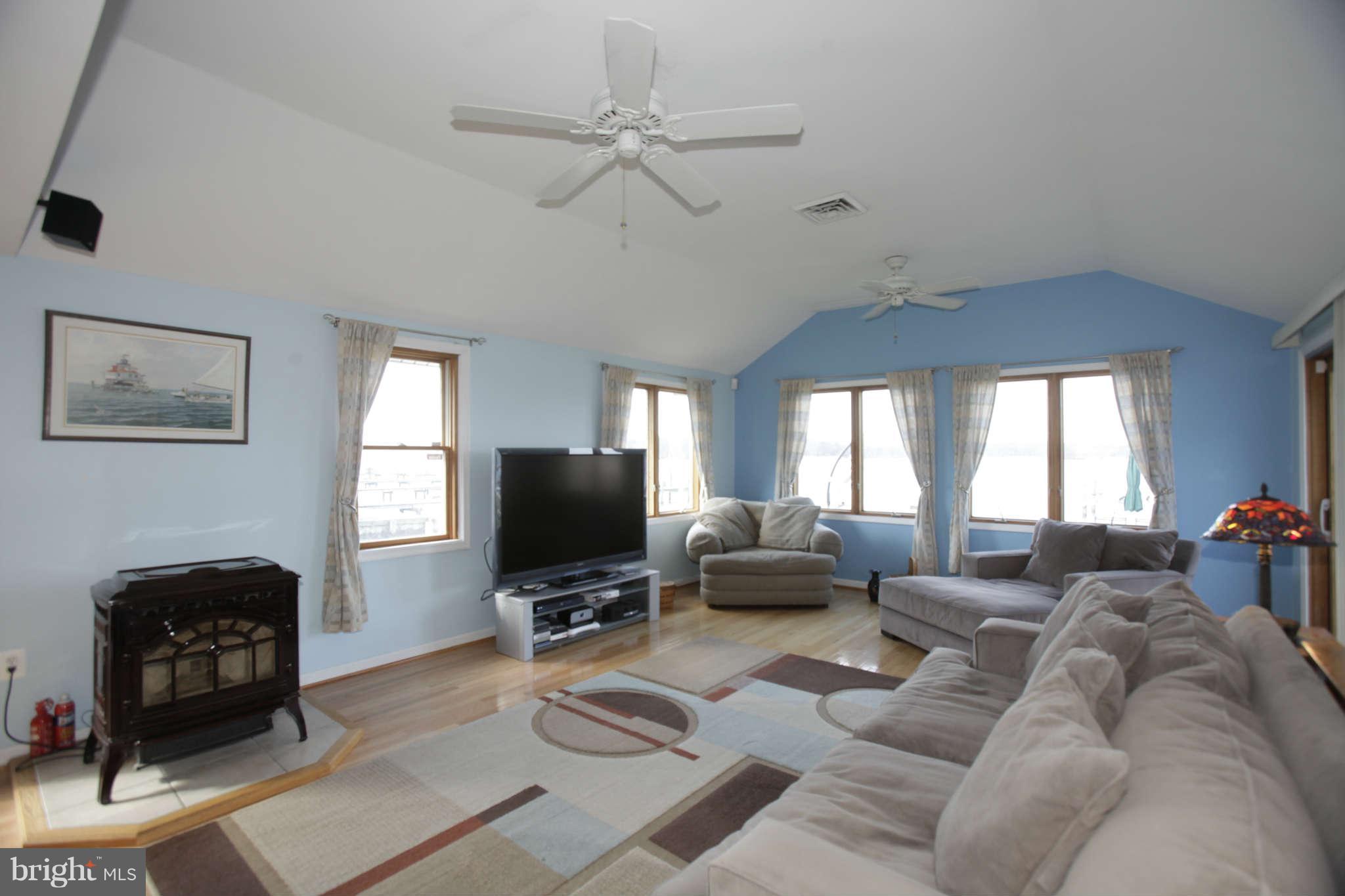 6838 Leslie Road Baltimore, MD 21220 - Photo 11 of 25 Living Room