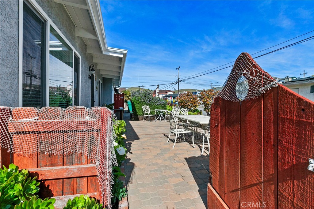 3201 Tide Avenue Morro Bay, CA 93442 - Photo 28 of 30 a balcony with table and chairs