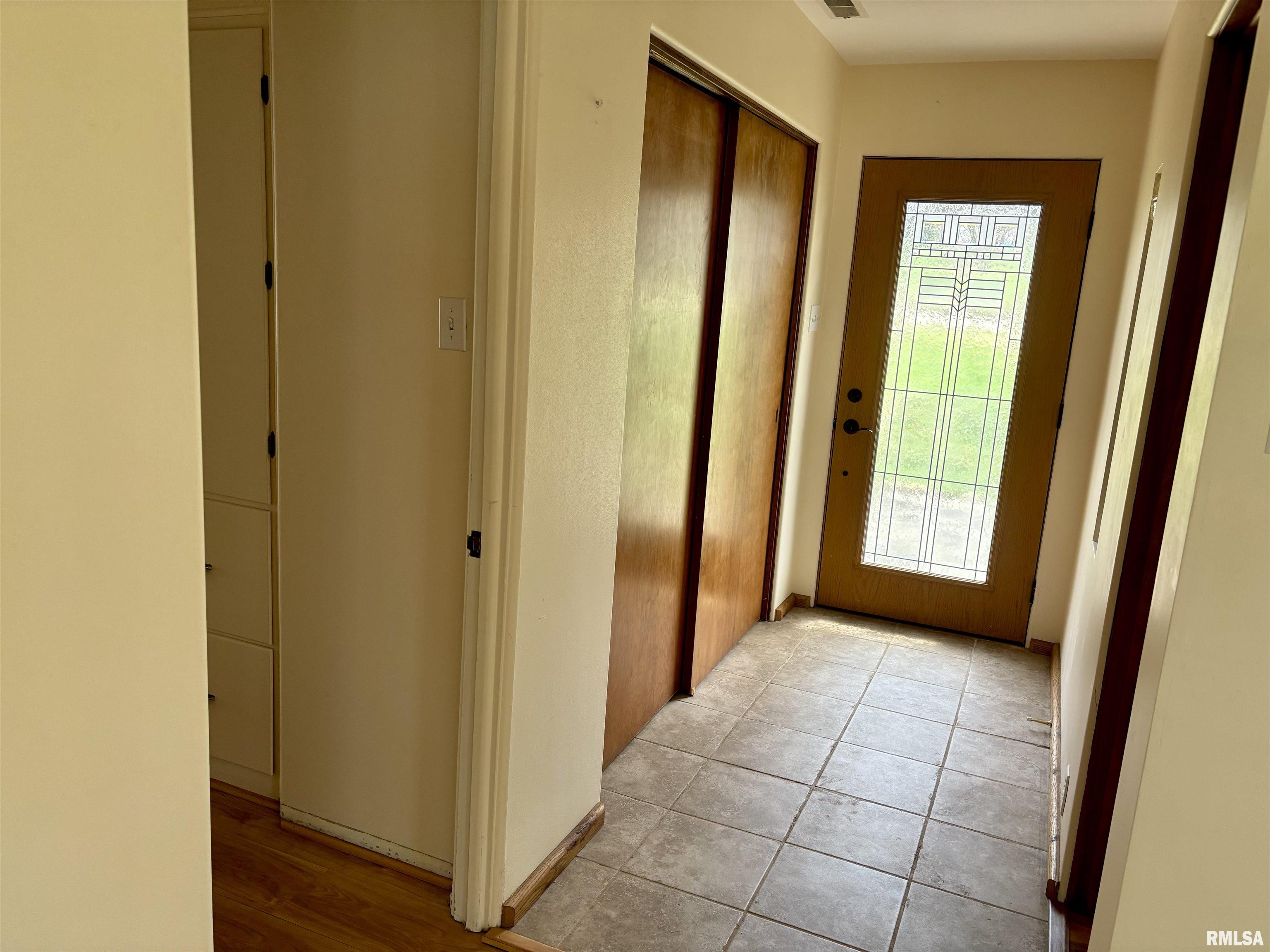 1424 Westview Drive Macomb, IL 61455 - Photo 3 of 26