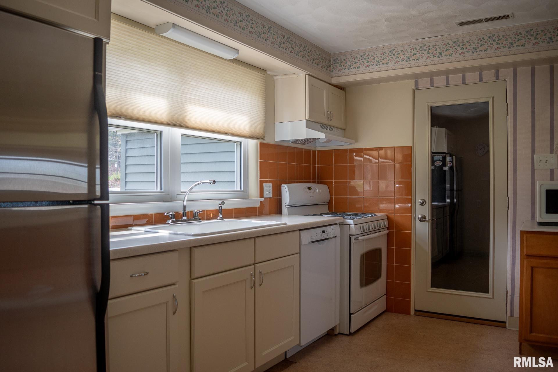 1424 Westview Drive Macomb, IL 61455 - Photo 9 of 26