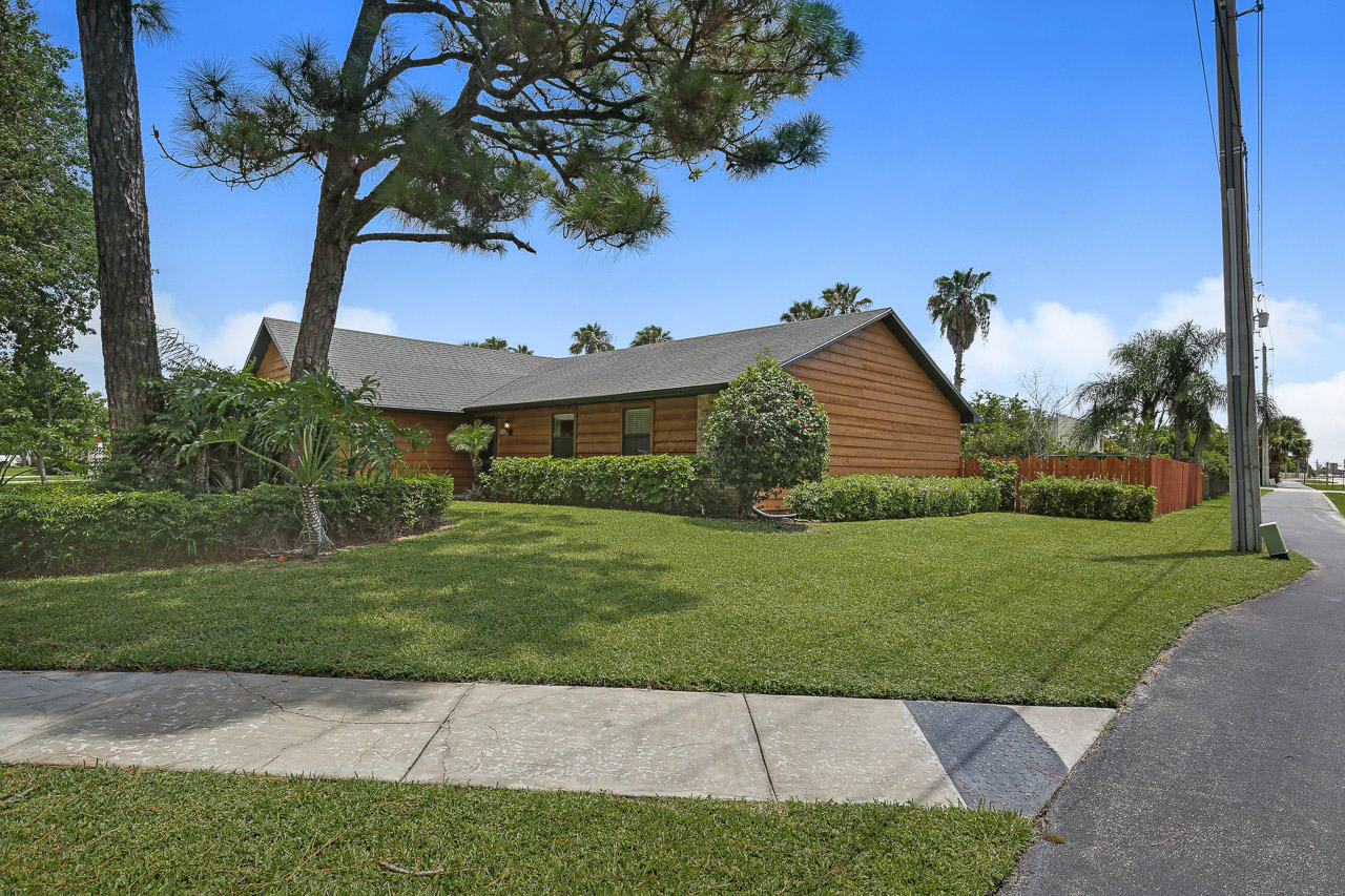 709 Weldwood Road Jupiter, FL 33458 - Photo 2 of 20 709 Weldwood Rd Jupiter FL-print-002-20-