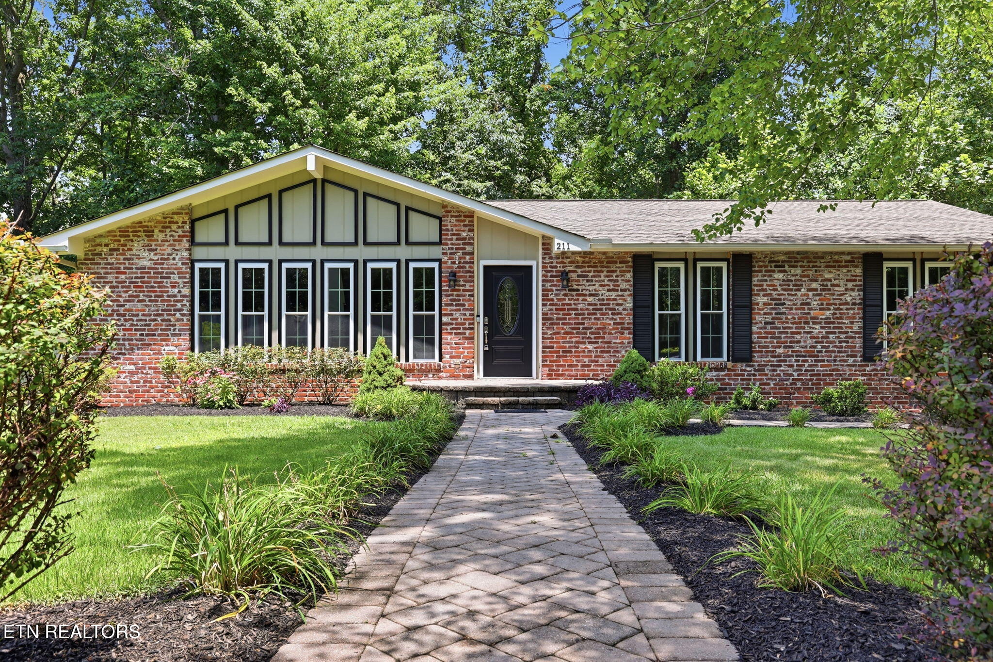 211 Connors Circle Oak Ridge, TN 37830 - Photo 3 of 56 2-web-or-mls-3F1A8810