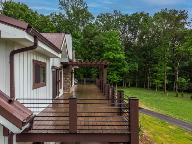 a view of a house with backyard and garden