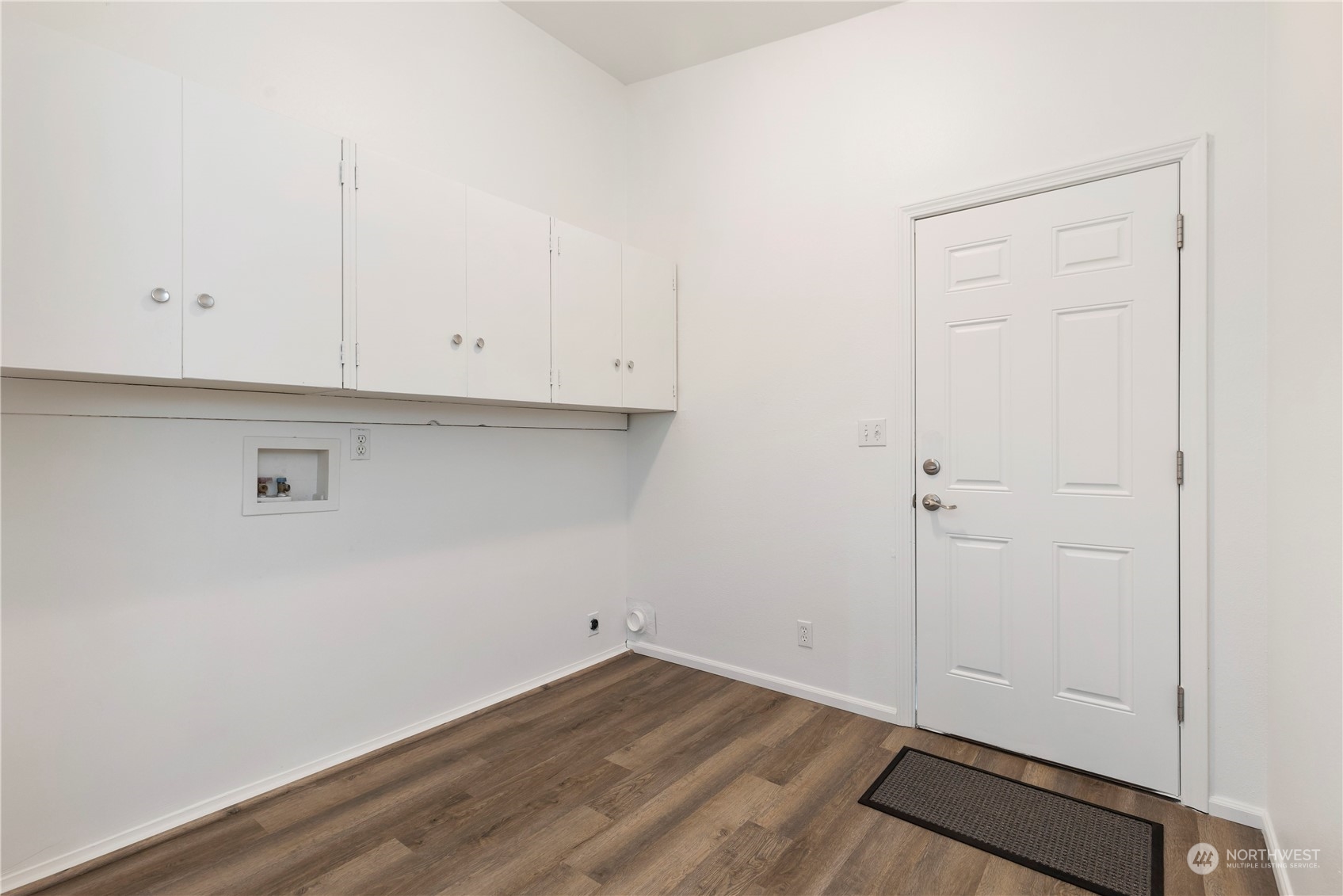 629 Monroe Street Monroe, WA 98272 - Photo 16 of 38 a view of an empty room with cabinets