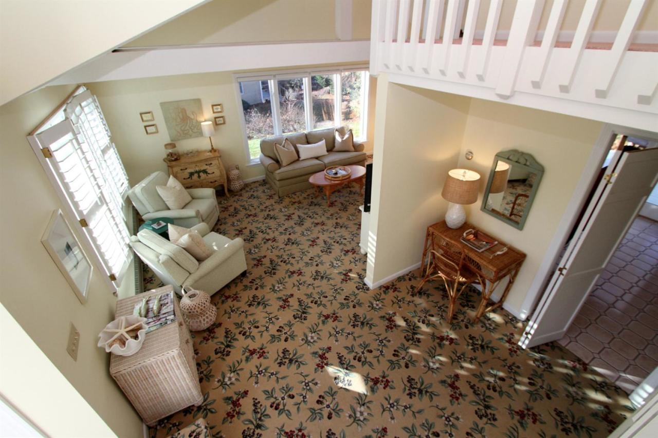 55 Barley Neck Road Orleans, MA 02653 - Photo 13 of 32 a living room with furniture