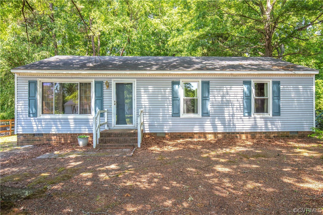 4612 Twelveoaks Road Midlothian, VA 23112 - Photo 3 of 22 a backyard of a house
