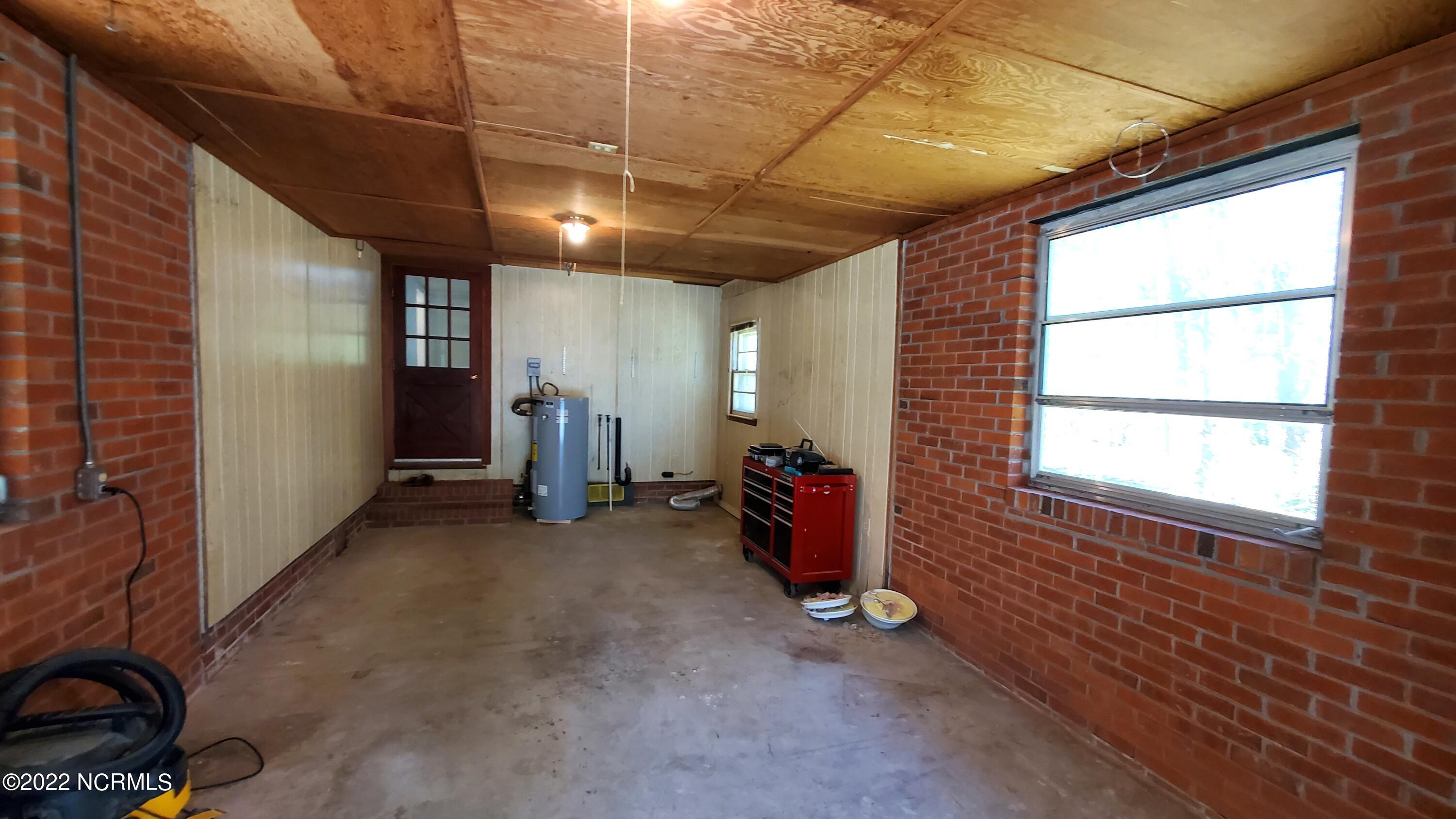 207 Fort Road New Bern, NC 28560 - Photo 19 of 27 Huge Utility Room