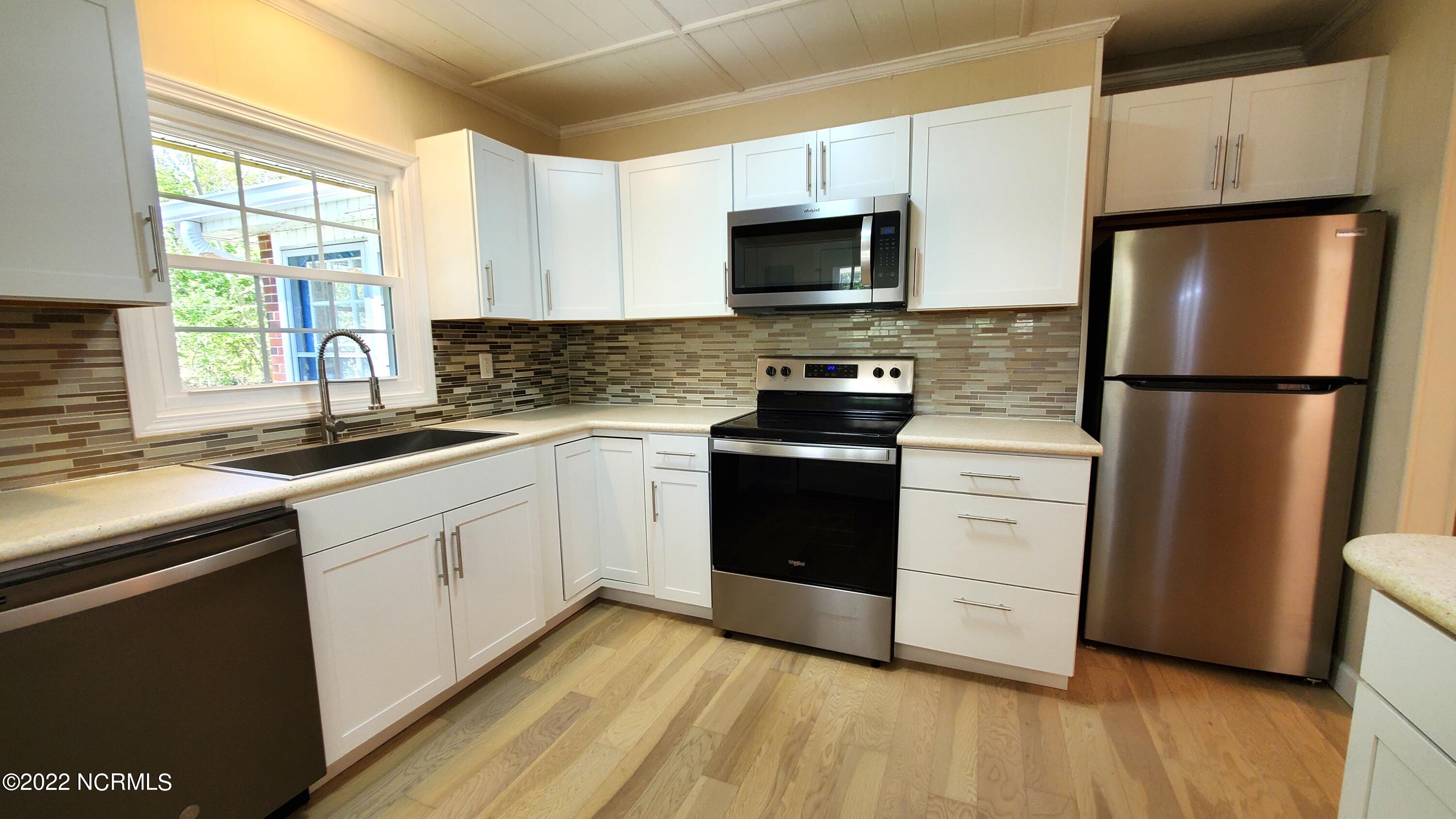 207 Fort Road New Bern, NC 28560 - Photo 3 of 27 All New Appliances