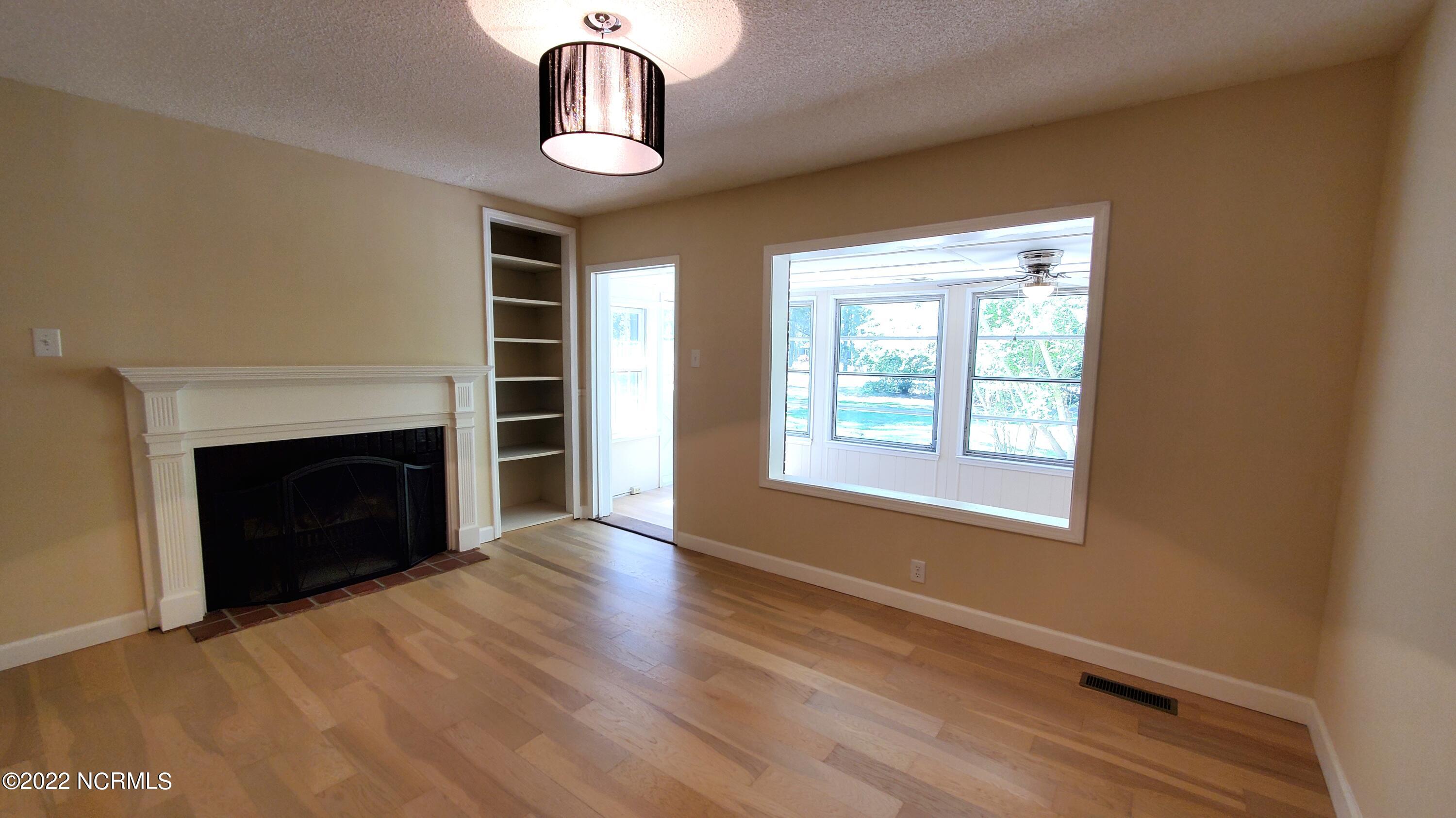 207 Fort Road New Bern, NC 28560 - Photo 4 of 27 Den With Fireplace