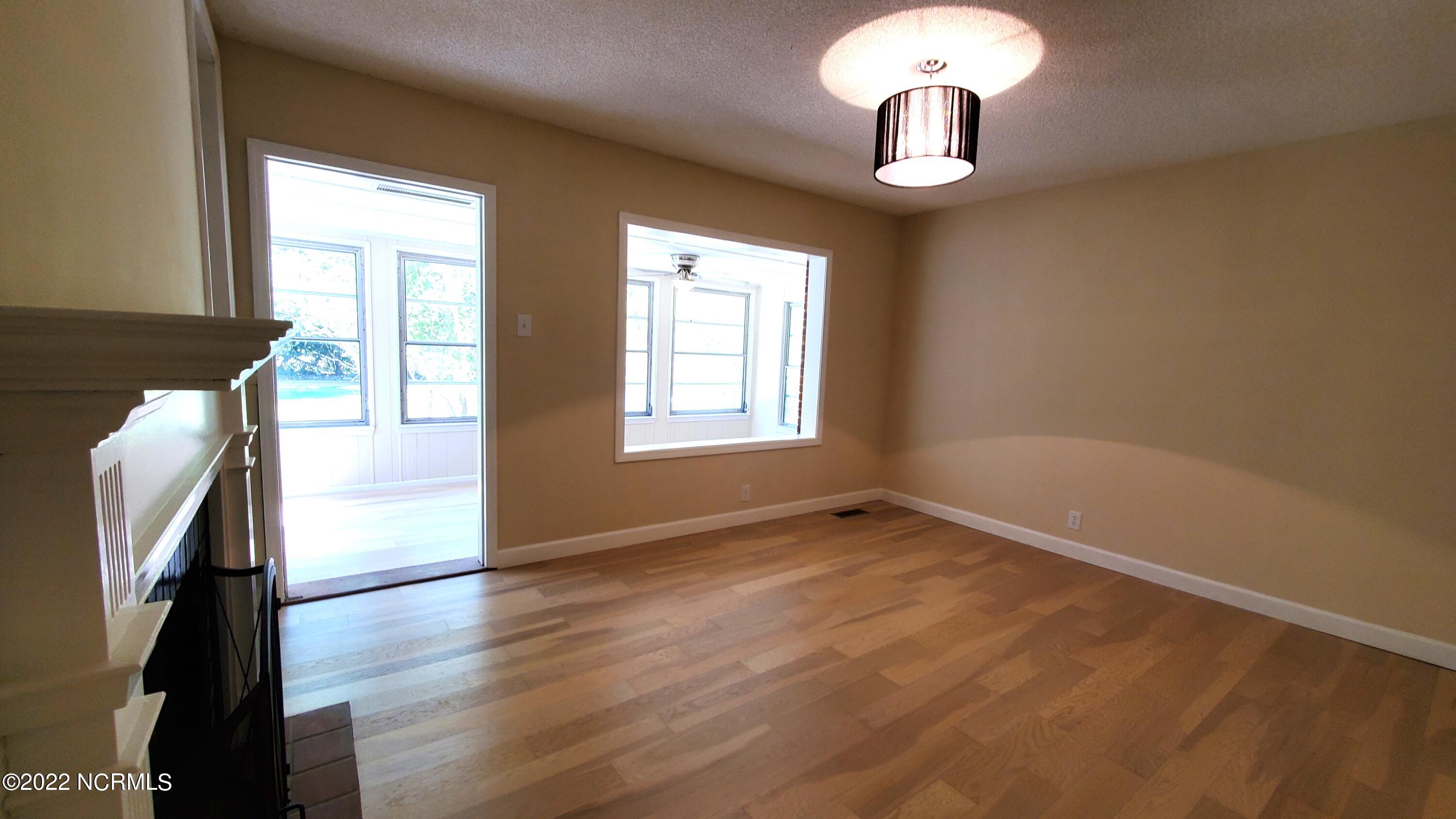 207 Fort Road New Bern, NC 28560 - Photo 5 of 27 Den View Into Sunroom