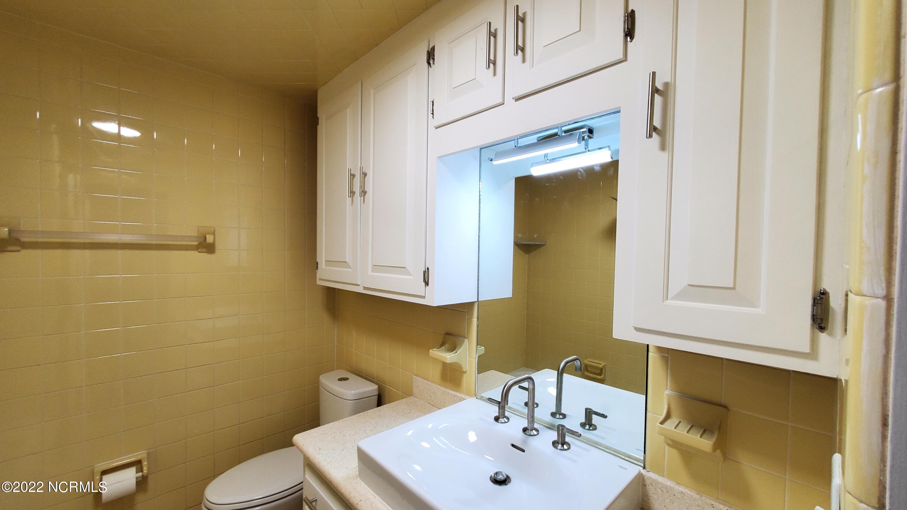 207 Fort Road New Bern, NC 28560 - Photo 8 of 27 Hall Bathroom