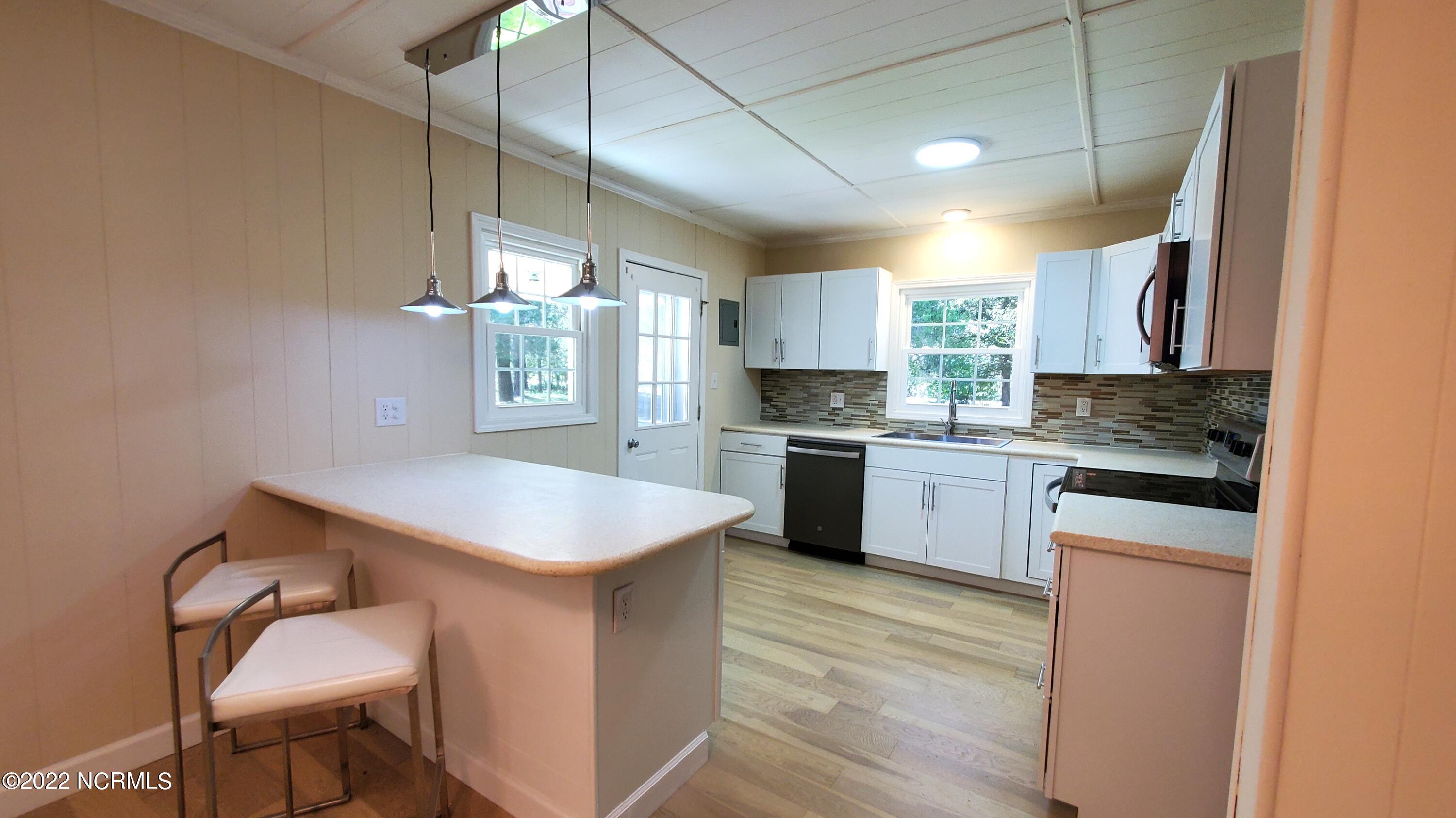 207 Fort Road New Bern, NC 28560 - Photo 10 of 27 Breakfast Bar