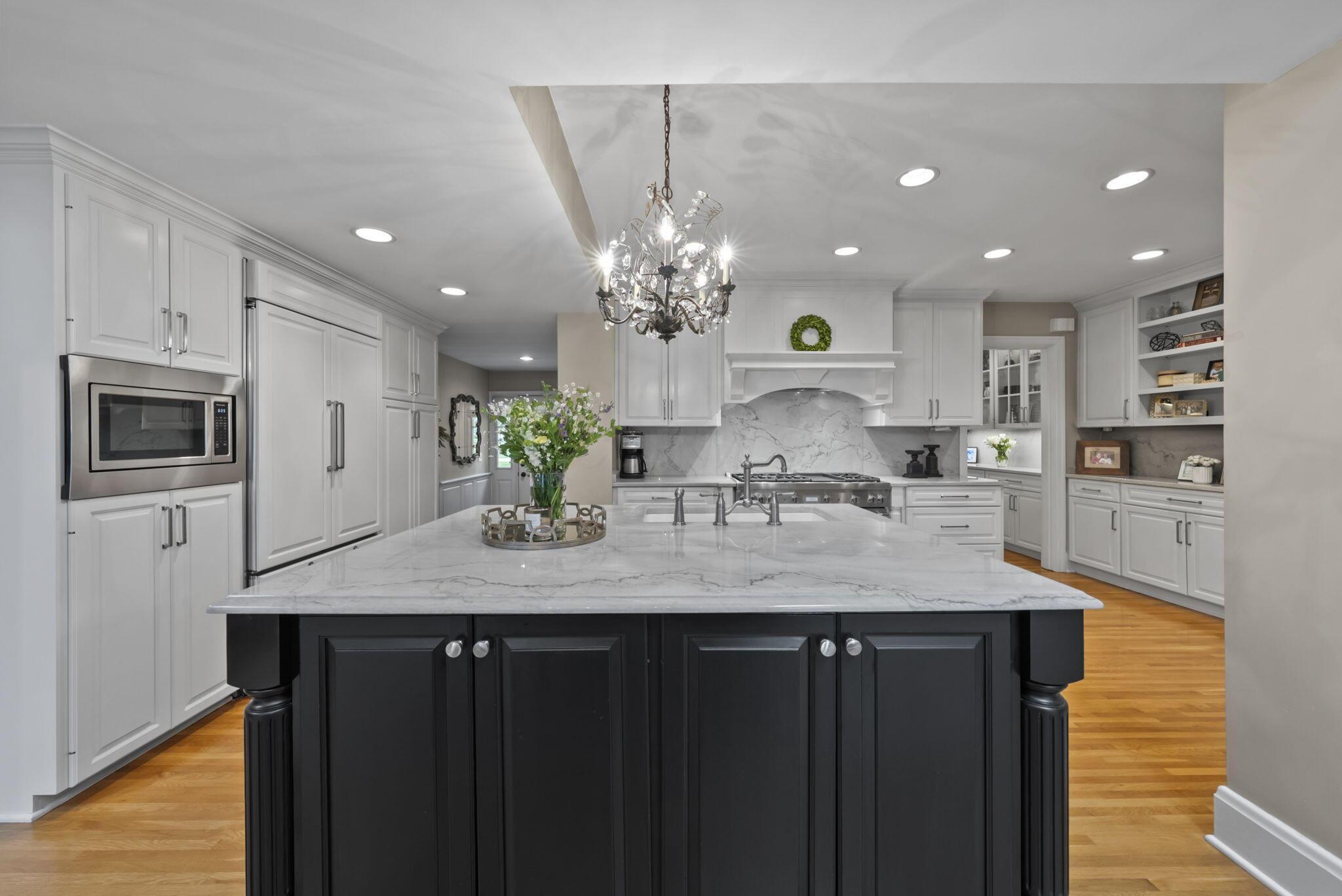 1875 Roxbury Road Upper Arlington, OH 43212 - Photo 12 of 97 Kitchen
