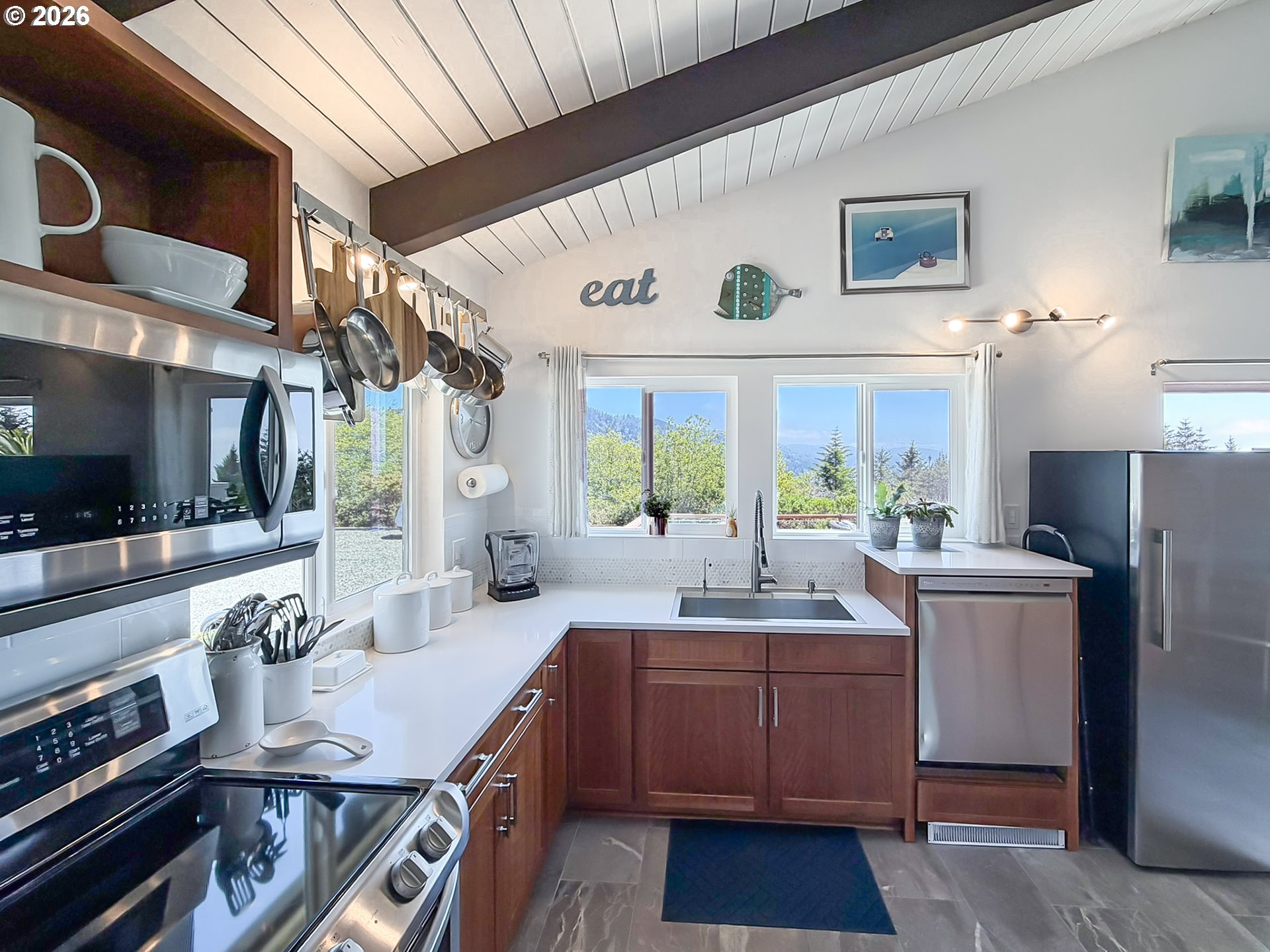 895 Marina Heights Road Brookings, OR 97415 - Photo 11 of 48 Kitchen