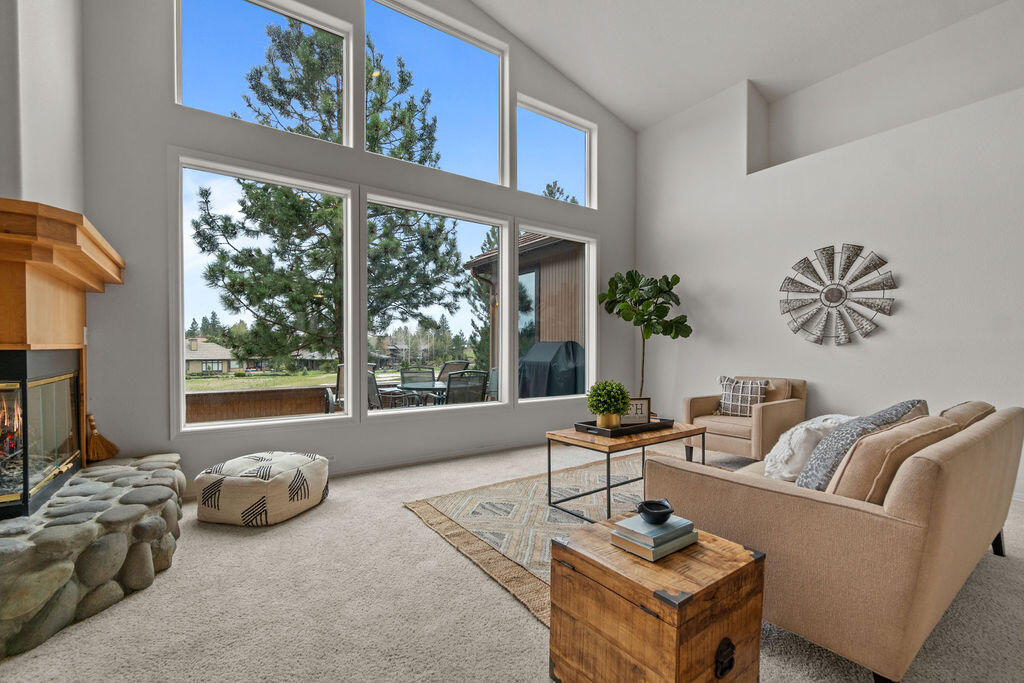 61957 Fall Creek Loop Bend, OR 97702 - Photo 6 of 42 Great Room