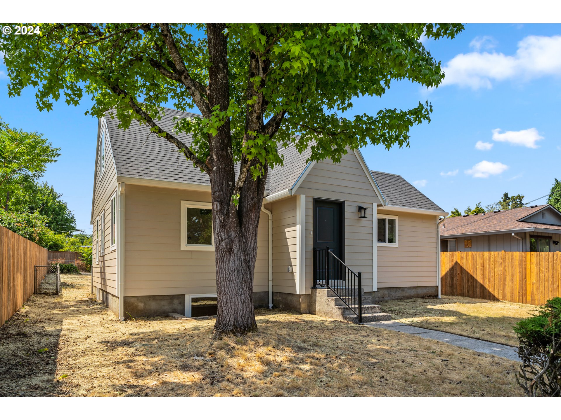 2904 R Street Vancouver, WA 98663 - Photo 2 of 46 a house that has a tree in front of the house