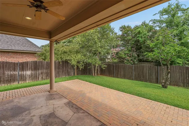 a view of a backyard