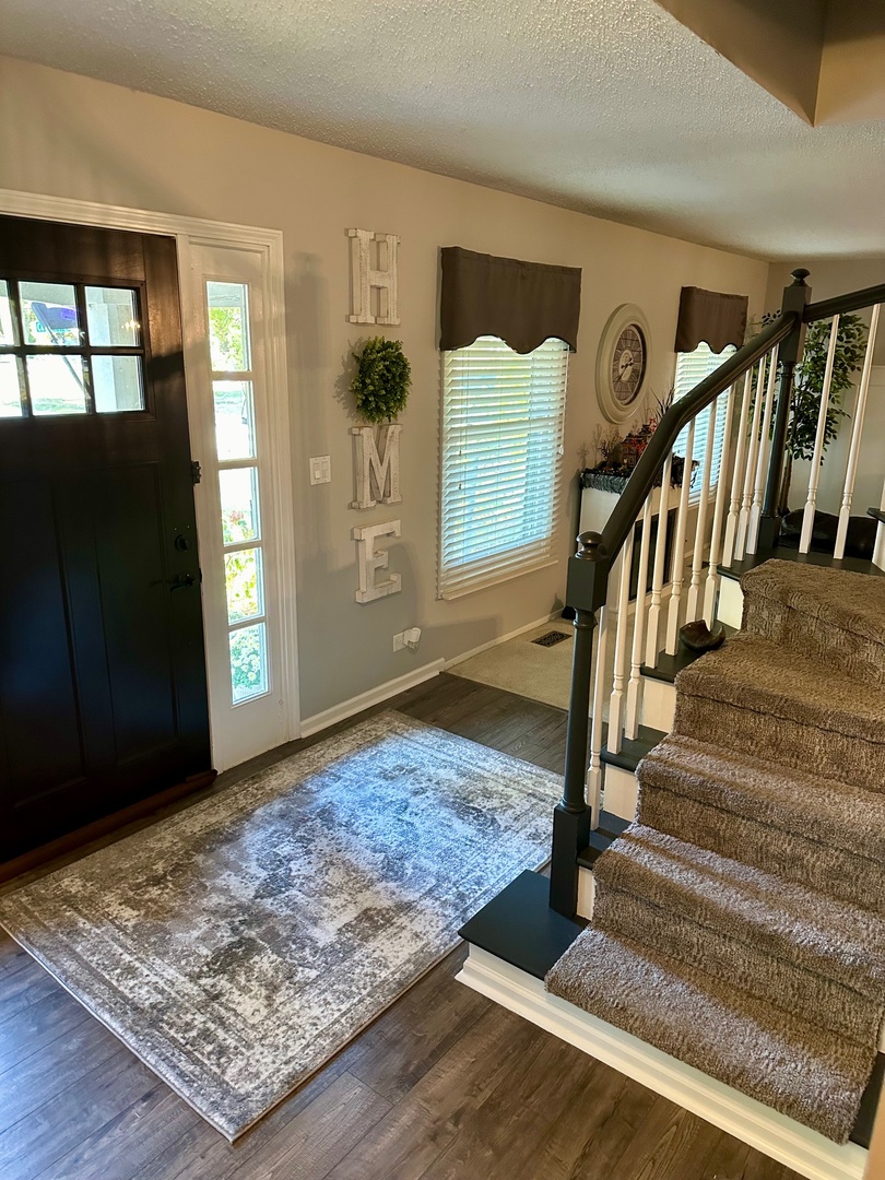 999 Confederation Drive Bartlett, IL 60103 - Photo 4 of 26 a view of an entryway