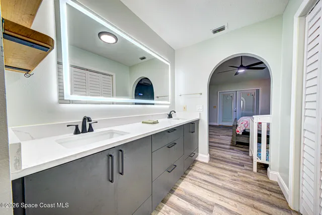 a en suite bathroom with a sink and a mirror