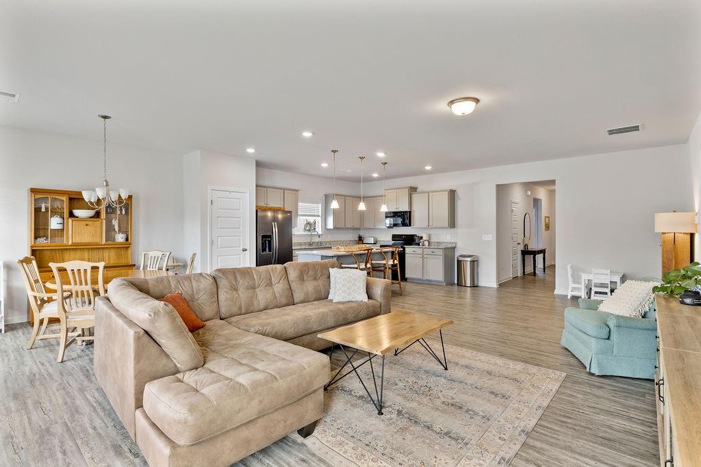 9 Mossy Oaks Lane Northeast Rome, GA 30165 - Photo 8 of 32 a living room with furniture and kitchen view