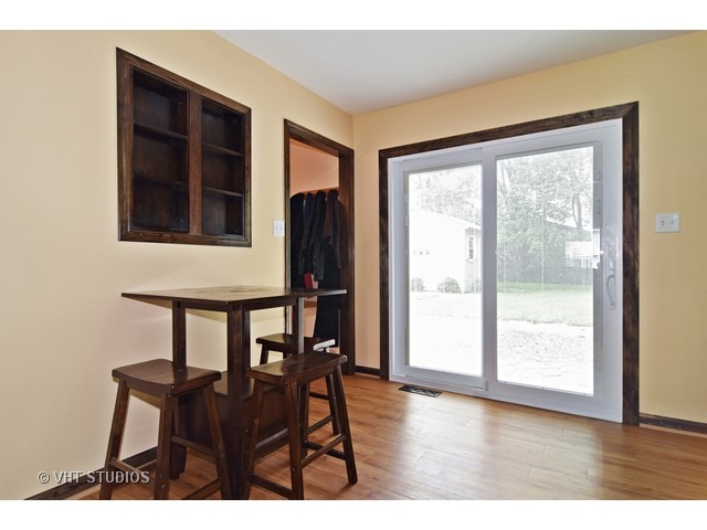 515 Redwood Road Bolingbrook, IL 60440 - Photo 6 of 15 a view of a livingroom with furniture and front door