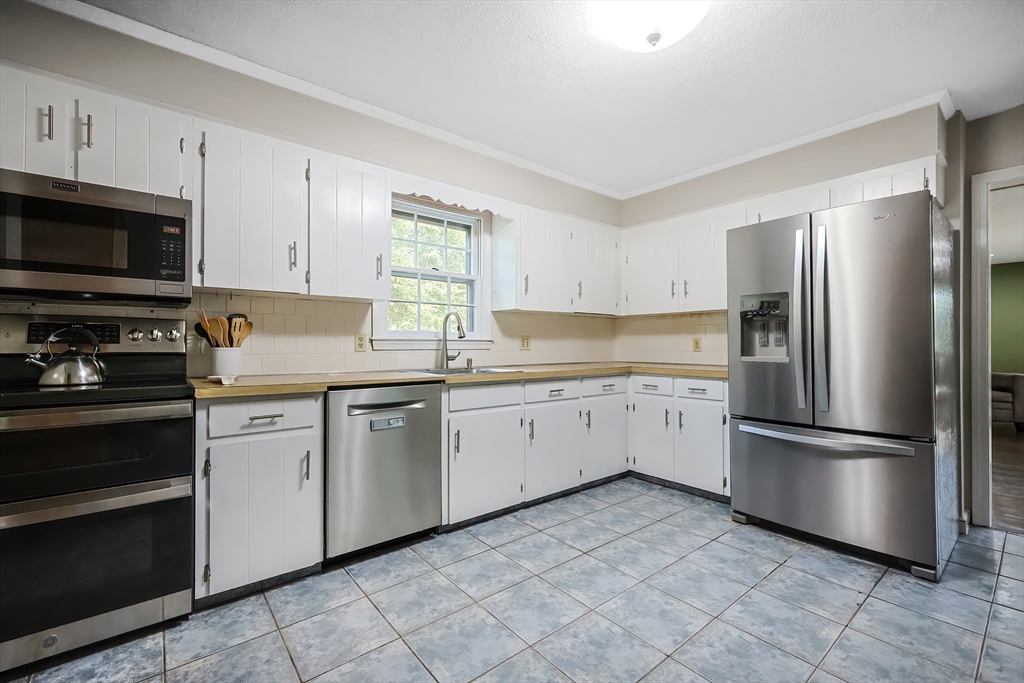 158 Longhill Road Franklin, MA 02038 - Photo 8 of 42 Gallery Image 8