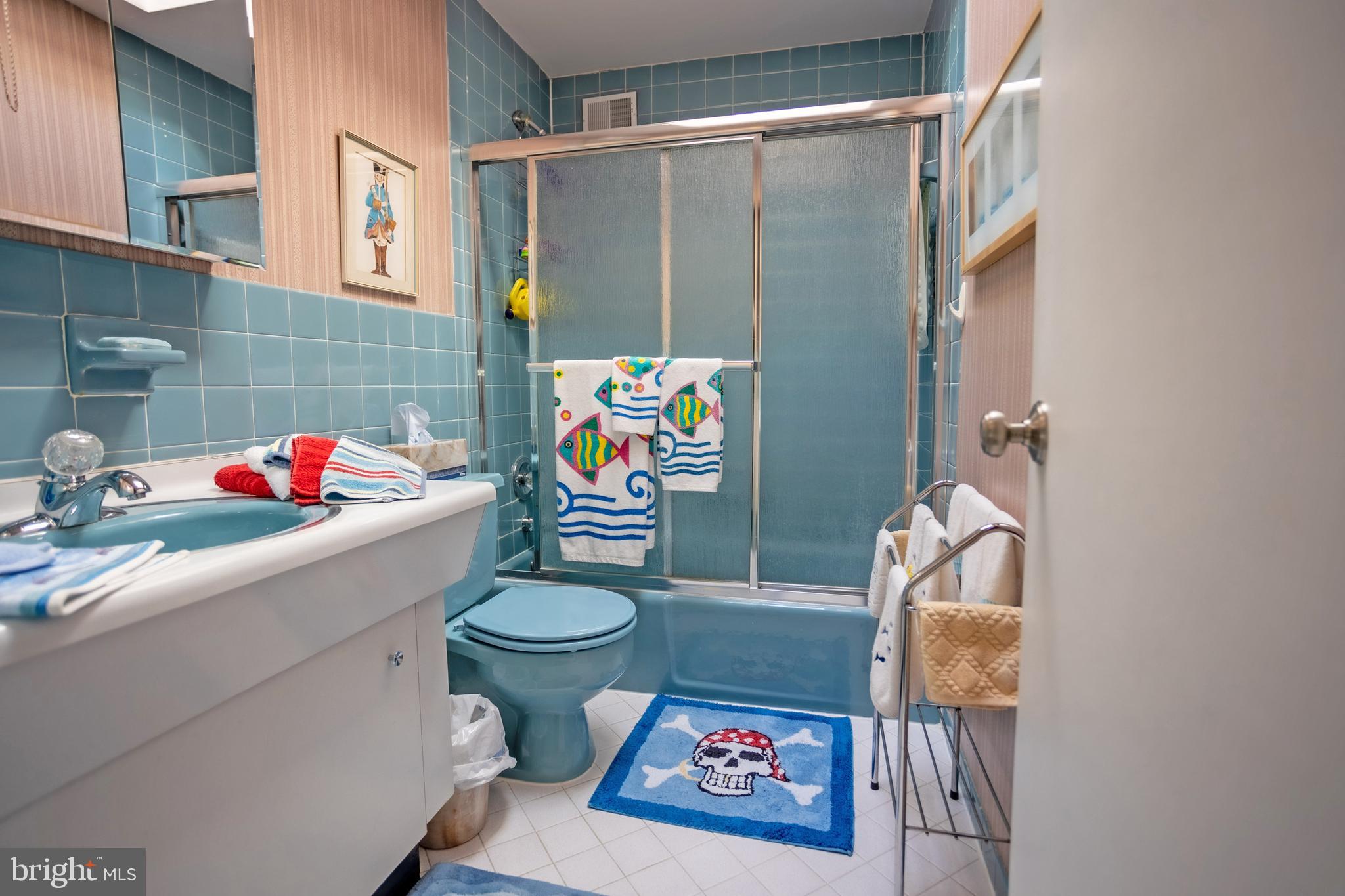 708 Susquehanna Road Philadelphia, PA 19111 - Photo 27 of 46 Hall Bathroom