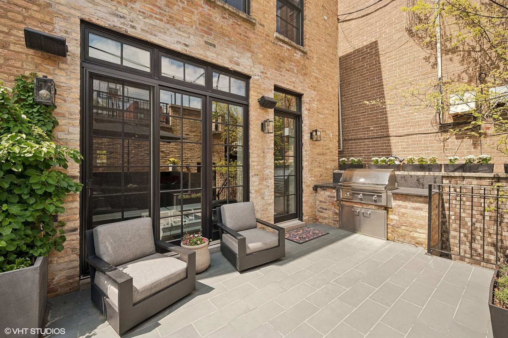 1855 North Dayton Street Chicago, IL 60614 - Photo 19 of 51 a building outdoor space with patio furniture and potted plants