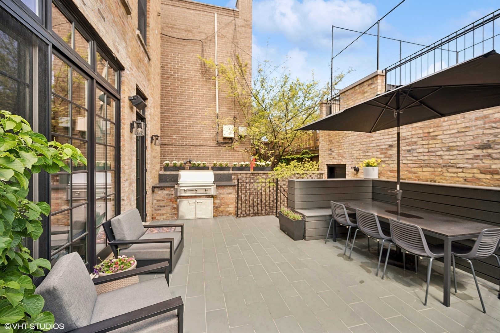 1855 North Dayton Street Chicago, IL 60614 - Photo 20 of 51 a view of an outdoor sitting area