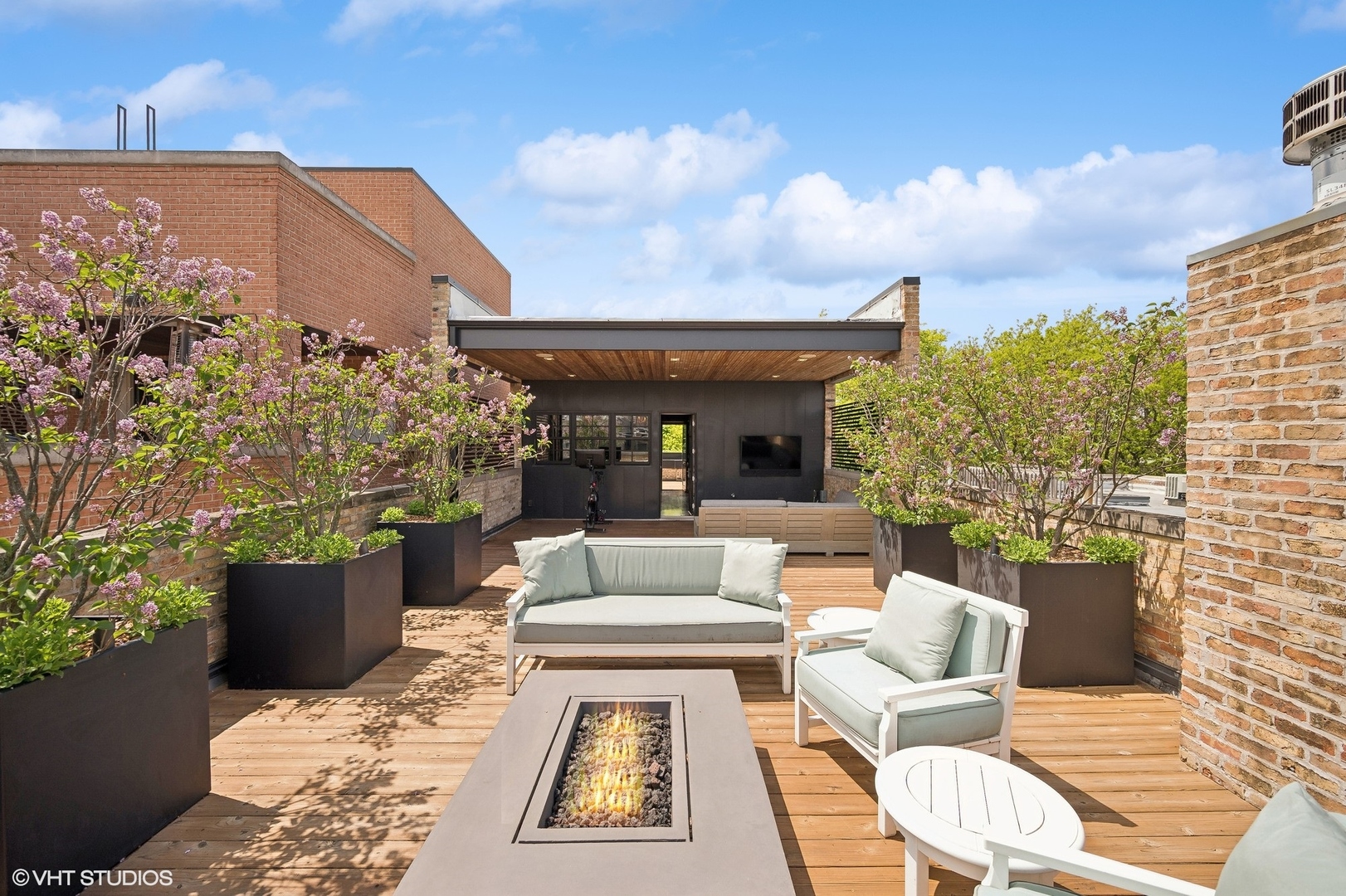 1855 North Dayton Street Chicago, IL 60614 - Photo 42 of 51 a view of a patio with couches and potted plants